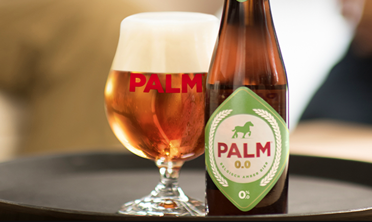 Palm 0.0 fles uitgeschonken in glas Palm 0.0 fles uitgeschonken in glas